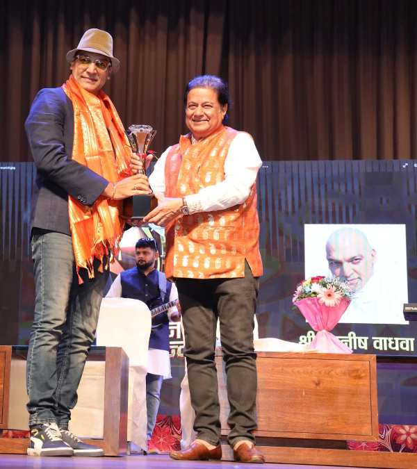 Manish Wadhwa with his ITA Award