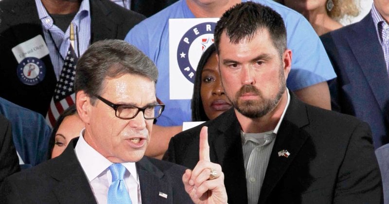 Morgan standing next to Rick Perry during an electoral campaign