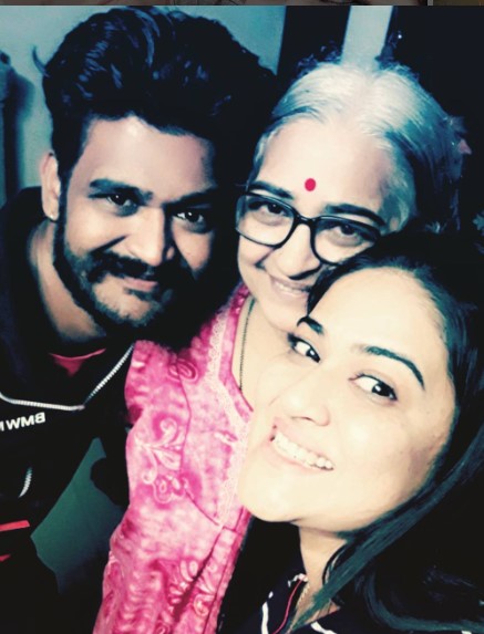 Pratiksha Jadhav with her brother and mother