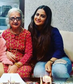 Pratiksha Jadhav with her mother