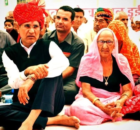 Rameshwar Dudi with his mother in a rally