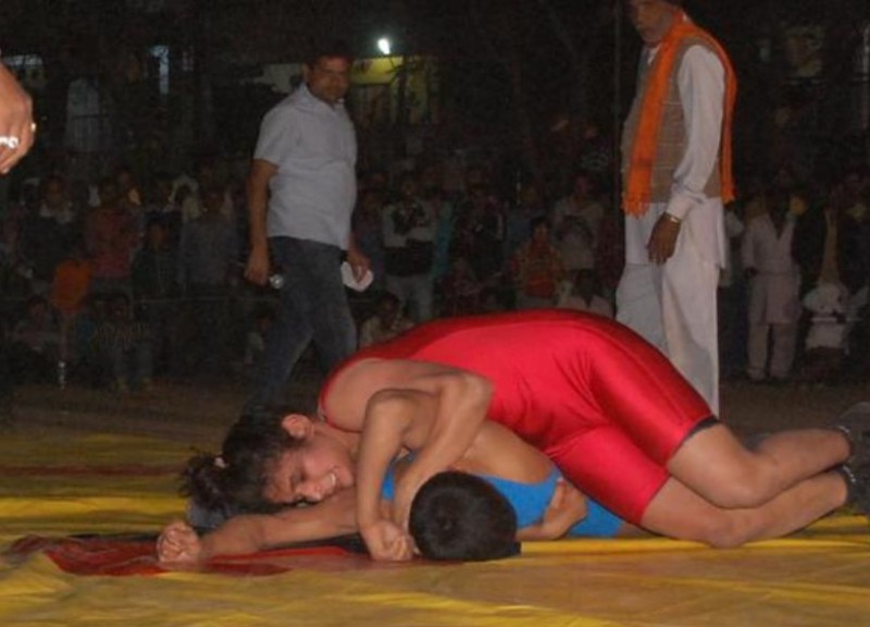  Rani Rana during a wrestling match with wrestler Vinod Prajapati