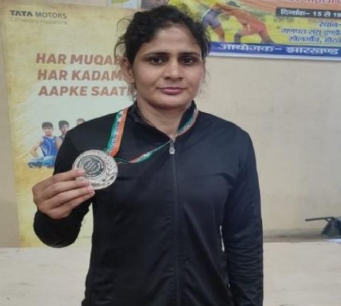 Rani Rana holding Silver Medal at Senior Federation Cup