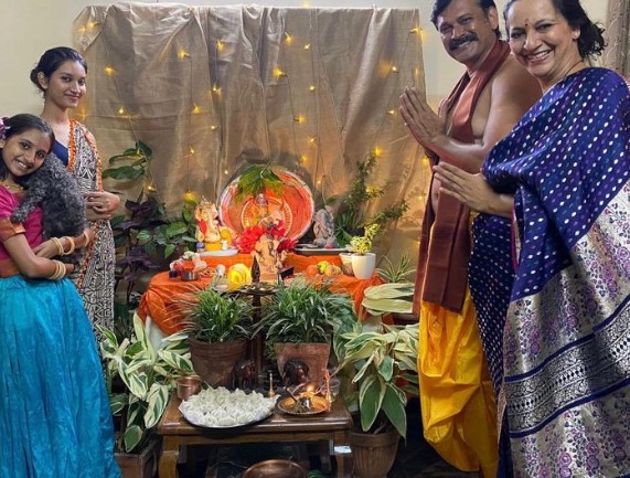 Sameer Dharmadhikari with his family during Ganesh Puja