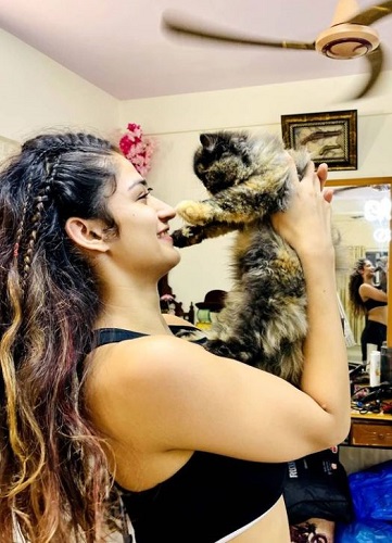 Shweta Sharda with a cat