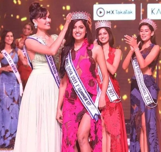 Sonal Kukreja being crowned LIVA Miss Diva 1st runner-up 2021