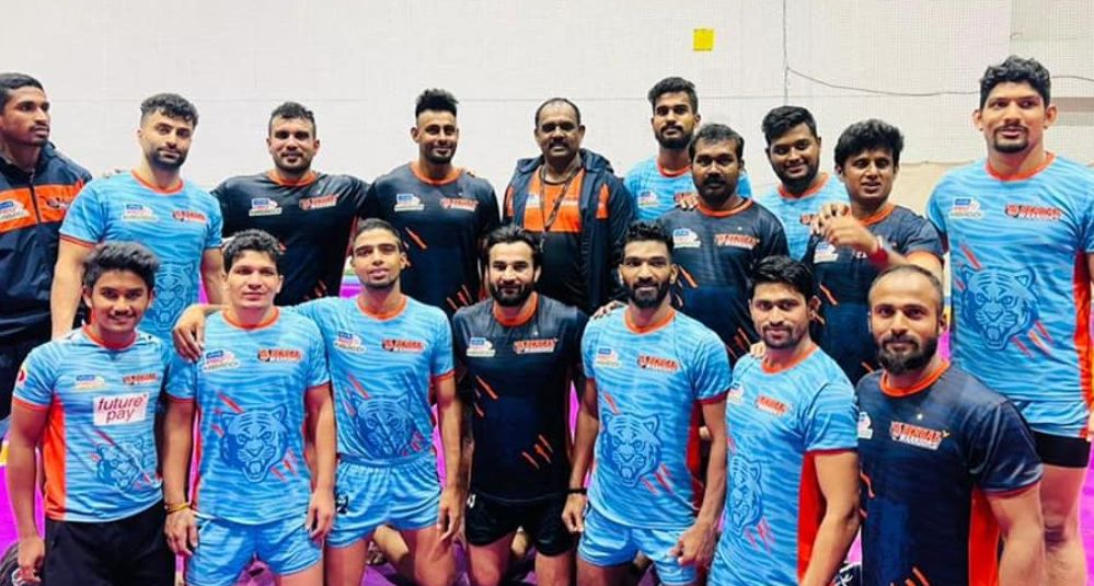Sukesh with his Bengal Warrior teammates