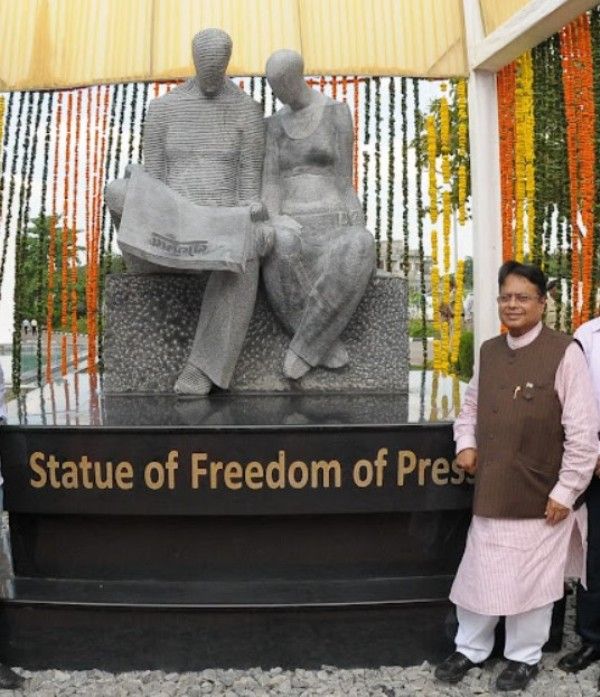 Vijay Darda during the unveiling of Freedom of Press statue