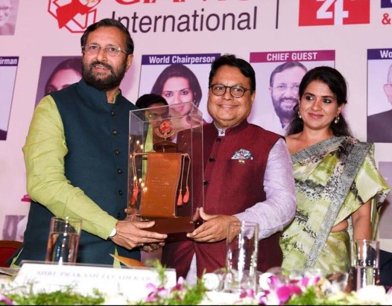 Vijay Darda receiving Global Achiever (Best Politician) Award