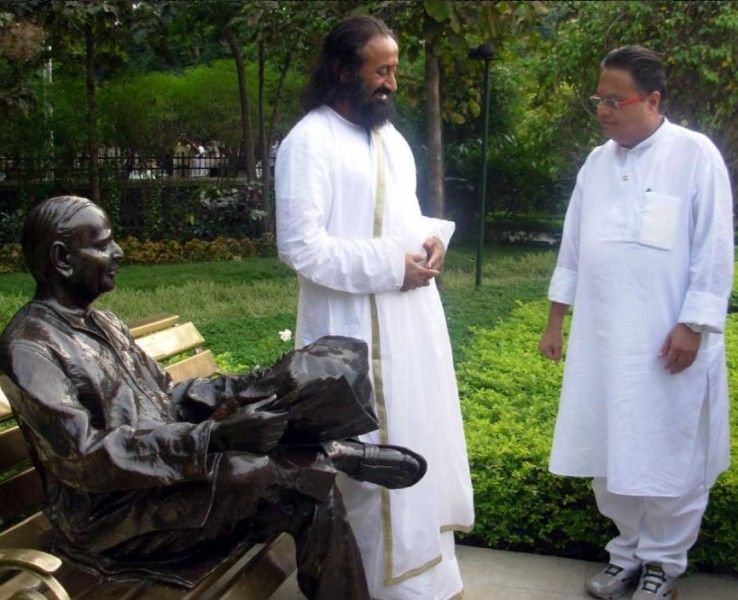 Vijay Darda with Sri Sri Ravishankar at his parent's statue named Prerna Sthal