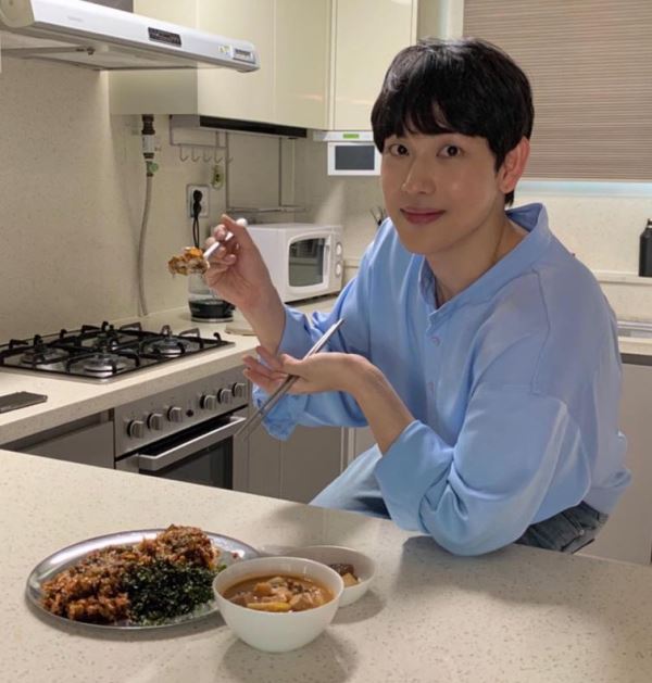 Yim Si-wan having a non-vegetarian meal