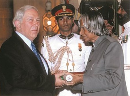 Yusuf Hamied (left) while receiving Padma Bhushan from the then President of India Dr APJ Abdul Kalam (right)