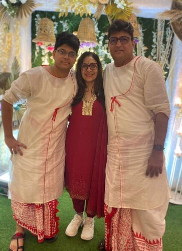 A picture of Aatish Kapadia with his wife and son