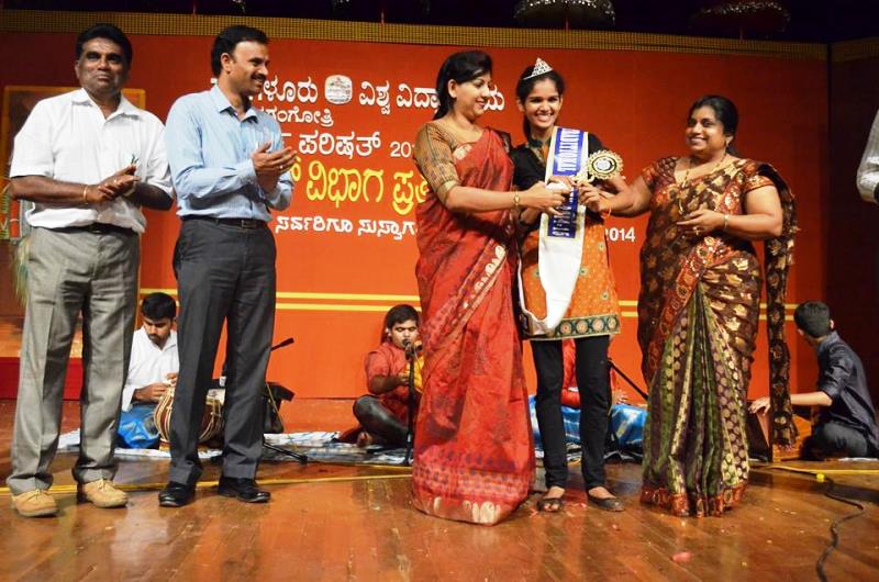 A picture of Chaitra Kundapura being crowned as the Traditional Queen (2014-15)