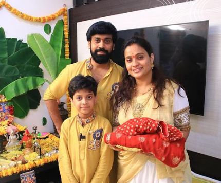 Aata Sandeep with his wife and son