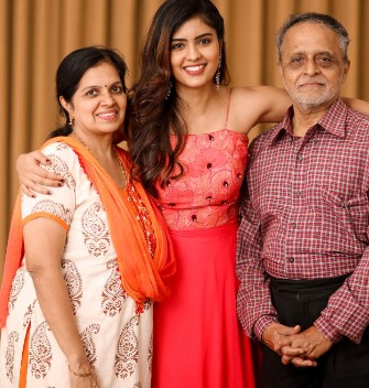 Amritha Aiyer with her parents