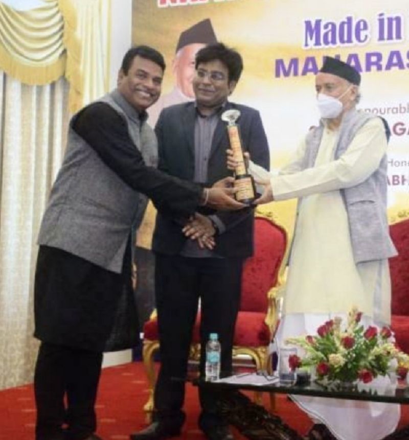 Bharat Jadhav (left) receiving Made in India Icon 2 Award