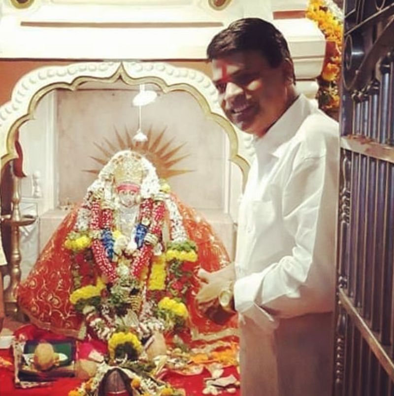 Bharat Jadhav praying in a temple