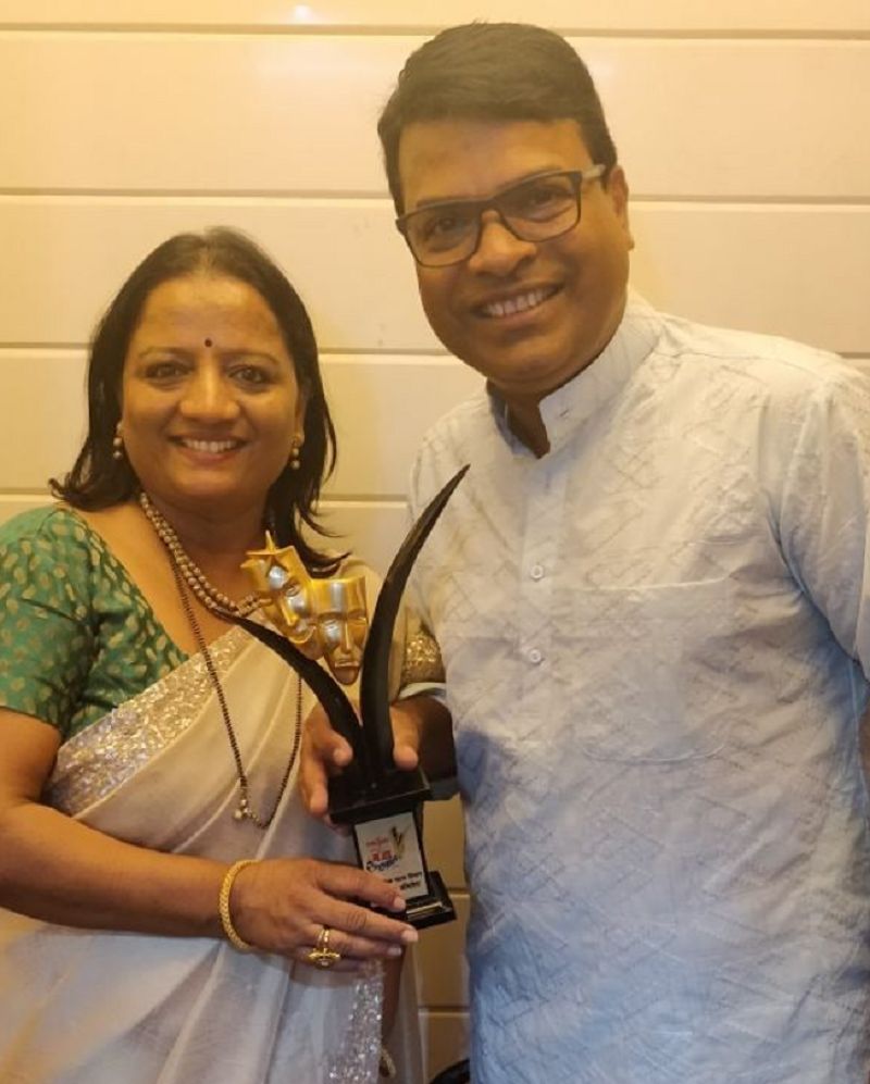 Bharat Jadhav (right) posing with Mata Sanman Award for Best Actor