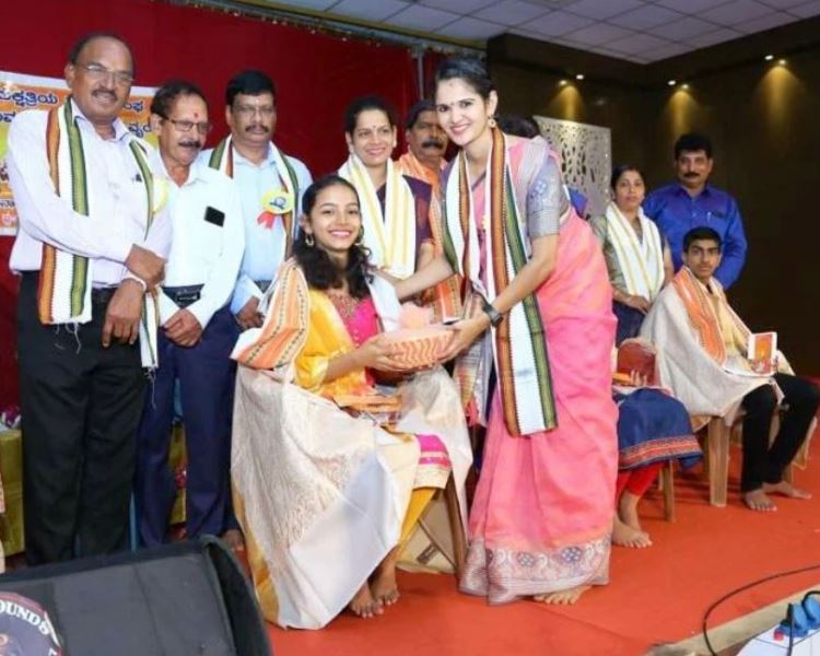 Chaitra Kundapura at a Satyanarayana pooja and religious meeting held Ramakshatriya Seva Sangha (Puttur) in Dakshina Kannada district Puttur in 2023