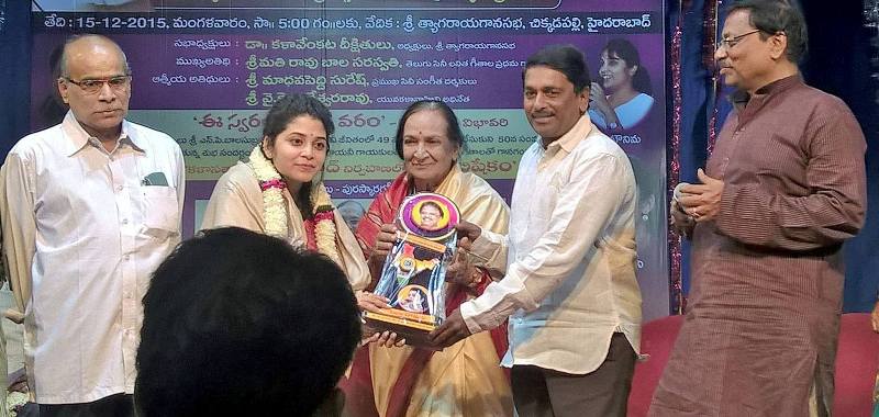 Damini Bhatla receiving KalaSagar SP Balu Prothsahaka Sangeetha Puraskaram