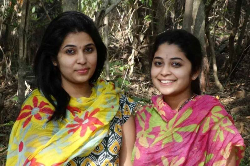 Mounima Bhatla with her younger sister, Damini Bhatla (right)
