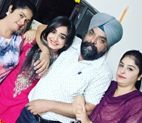 Gurpreet Kaur with her father, mother, and sister