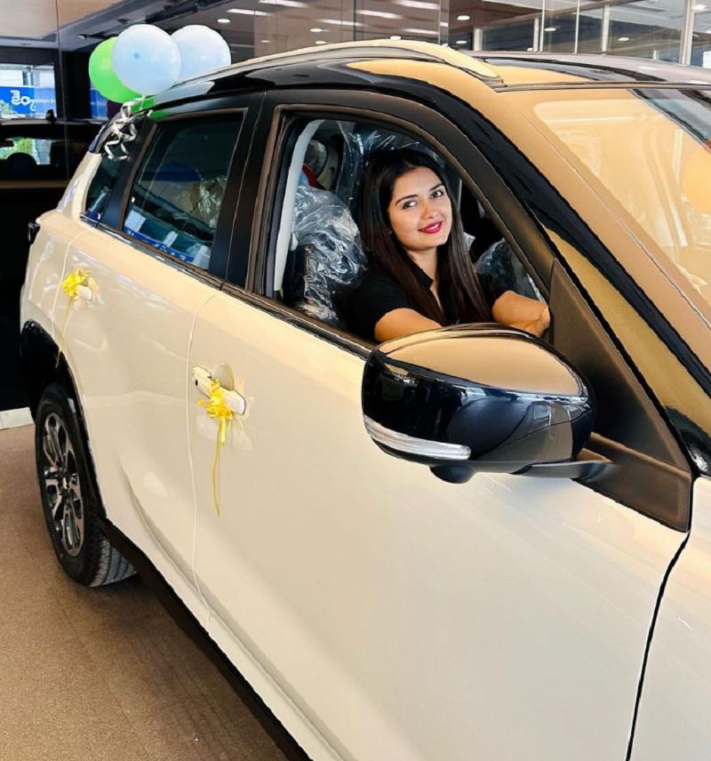 Priyanka Jain posing with her car