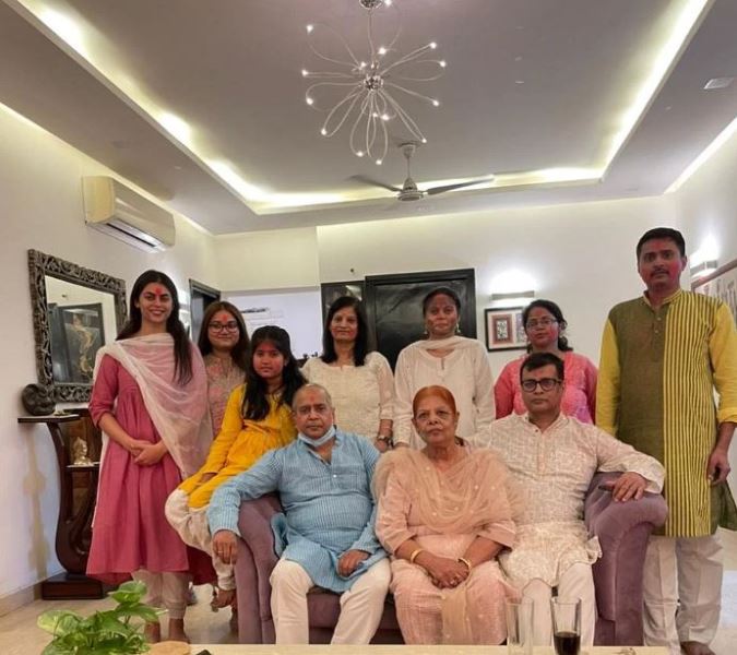 Rahul Navin celebrating holi with his family