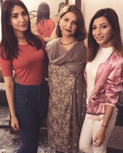 Ramsha Khan with her mother and sister
