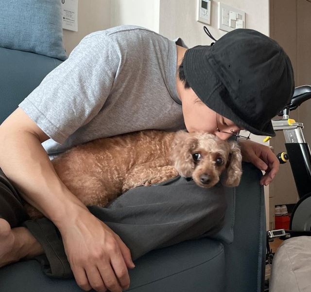 Roh Jae-won with his pet dog
