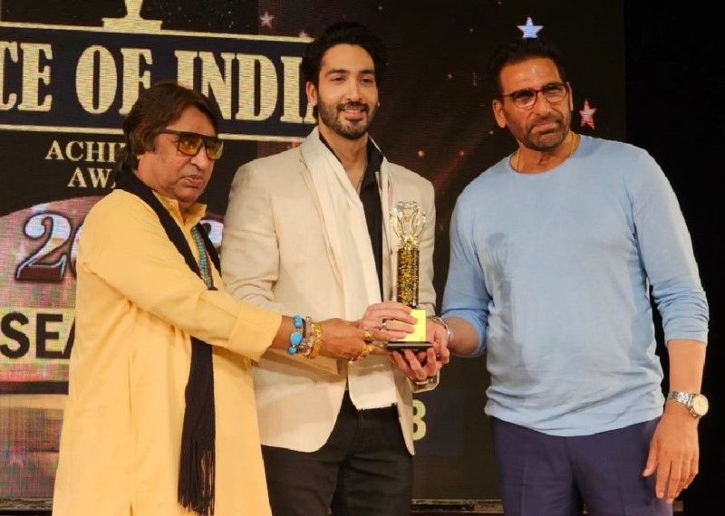 Rohit Raaj receiving 'Face of India' award 2023