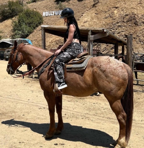 Saraya Bevis riding a horse