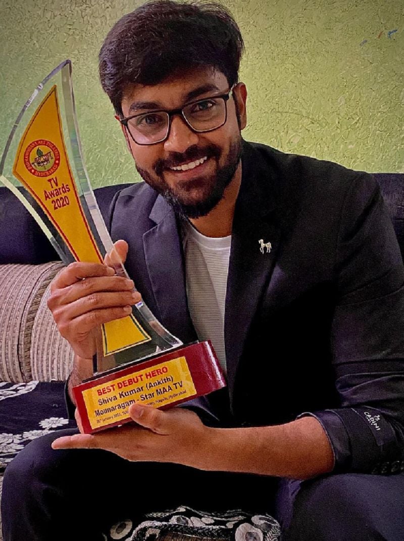 Shivkumar Marihal posing with Best Debut Hero Award