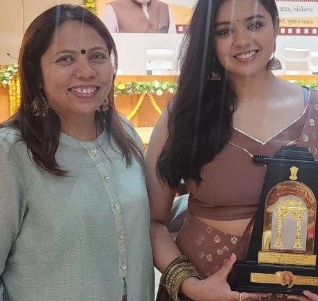 Tarjanee Bhadla with her mother