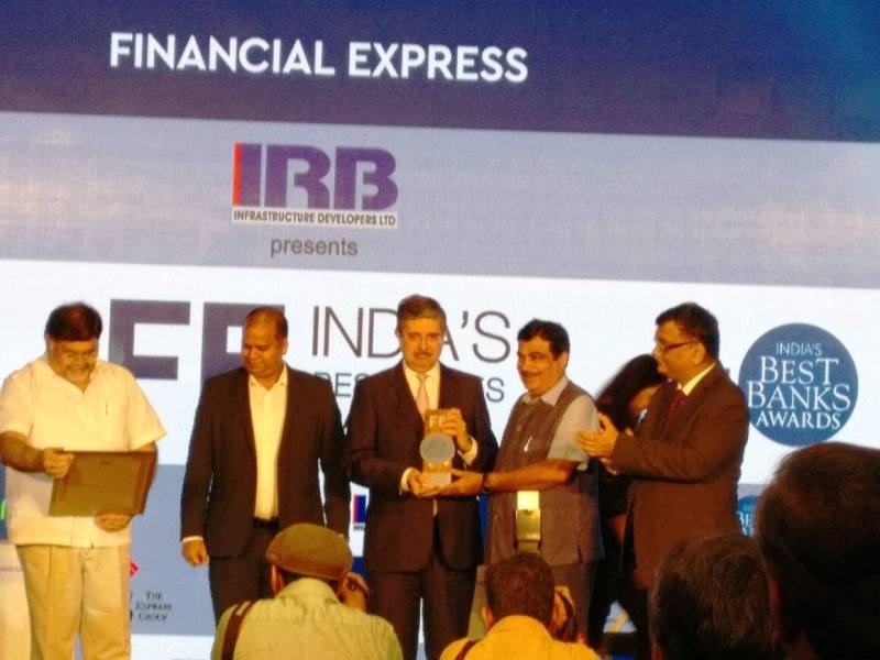 Uday Kotak receiving the Lifetime Achievement Award at Financial Express' Best Banks Awards