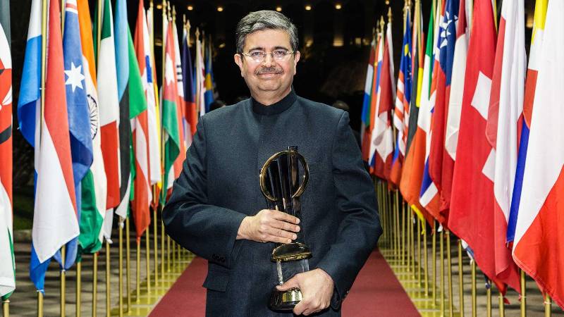 Uday Kotak with his EY Entrepreneur of the Year award