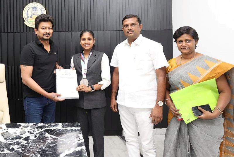 Udhayanidhi Stalin (extreme left) honouring Dhanyadha JP (second from left) and her parents