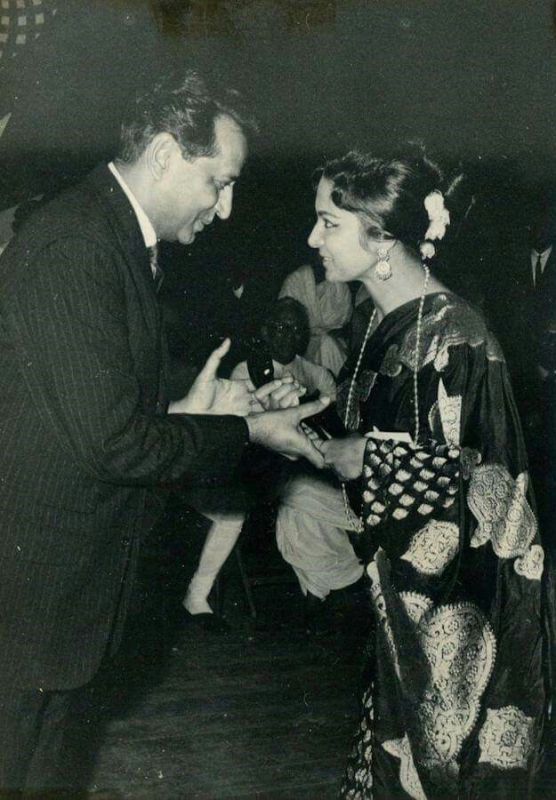 Waheeda Rehman while receiving the Filmfare Award