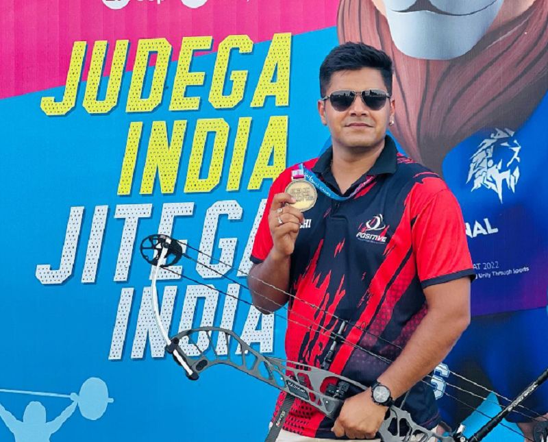 Abhishek Verma holding the gold medal in the compound men’s team event at the 36th National Games 2022 in Gujarat