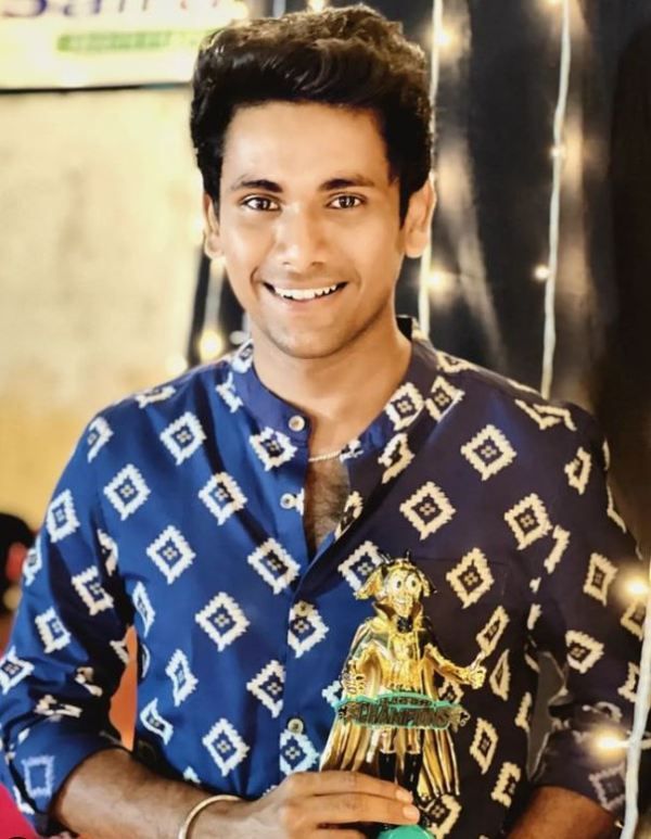 Aravind Seiju with his award