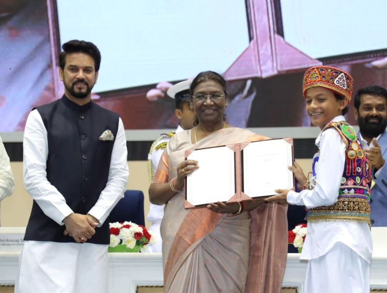 Bhavin Rabari while receiving the National Film Award from the President of India Droupadi Murmu