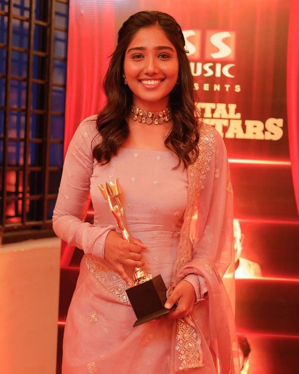 Deepika Venkatachalam with her Most Loved Influencer Award