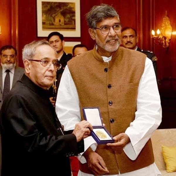 Kailash presenting his Nobel Peace Prize medal to the President of India
