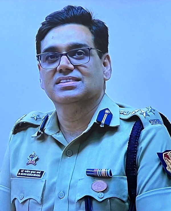 Manoj Kumar Sharma (IPS, 12th Fail) Age, Wife, Family, Biography ...