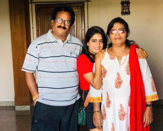 Nayani Pavani with her parents