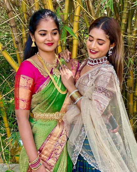 Nayani Pavani with her sister