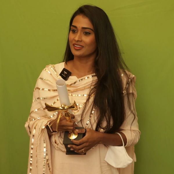 Poornima Ravi receiving special award by Rado Labs