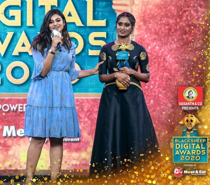 Poornima Ravi (right) receiving Favourite Actress on YouTube Award from Black Sheep Digital Awards