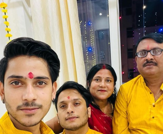 Purav Jha with his parents and brother